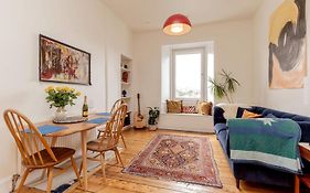 Edinburgh Castle Views! Stylish 2Bd Flat, Sleeps 4